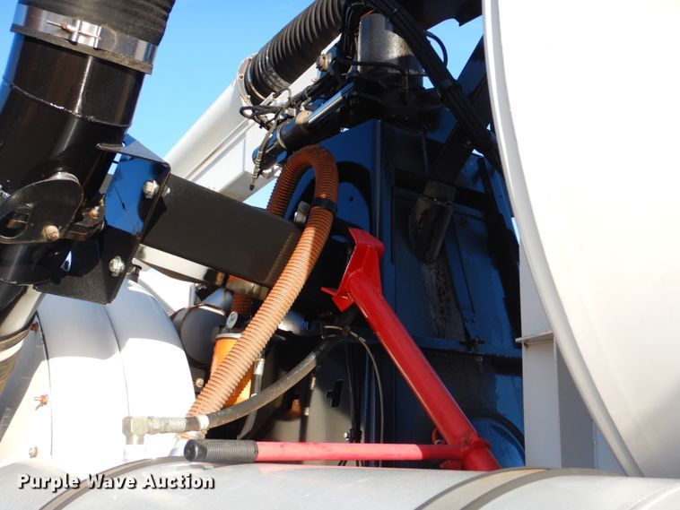 image for item FF9132 2005 Sterling L-Line vacuum truck