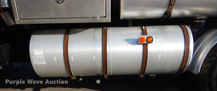 image for item FF9132 2005 Sterling L-Line vacuum truck