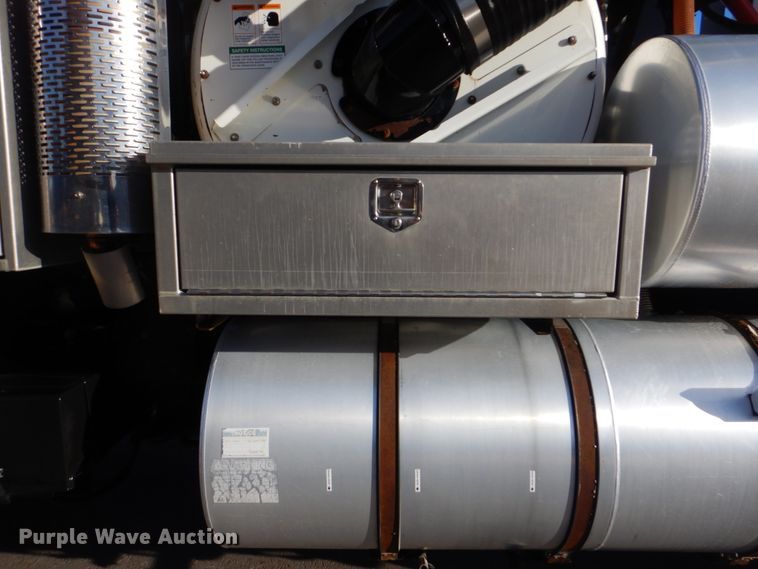 image for item FF9132 2005 Sterling L-Line vacuum truck