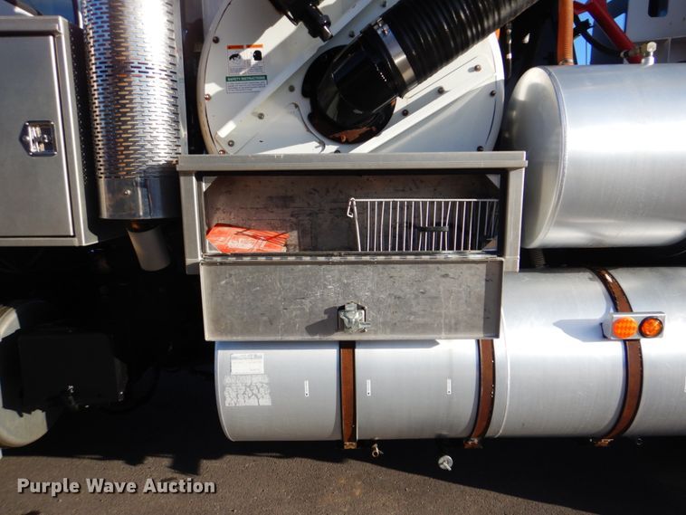 image for item FF9132 2005 Sterling L-Line vacuum truck