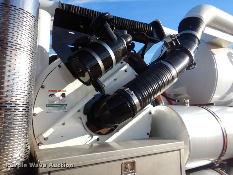 image for item FF9132 2005 Sterling L-Line vacuum truck