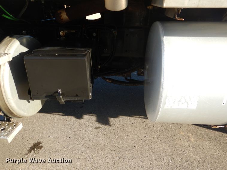 image for item FF9132 2005 Sterling L-Line vacuum truck