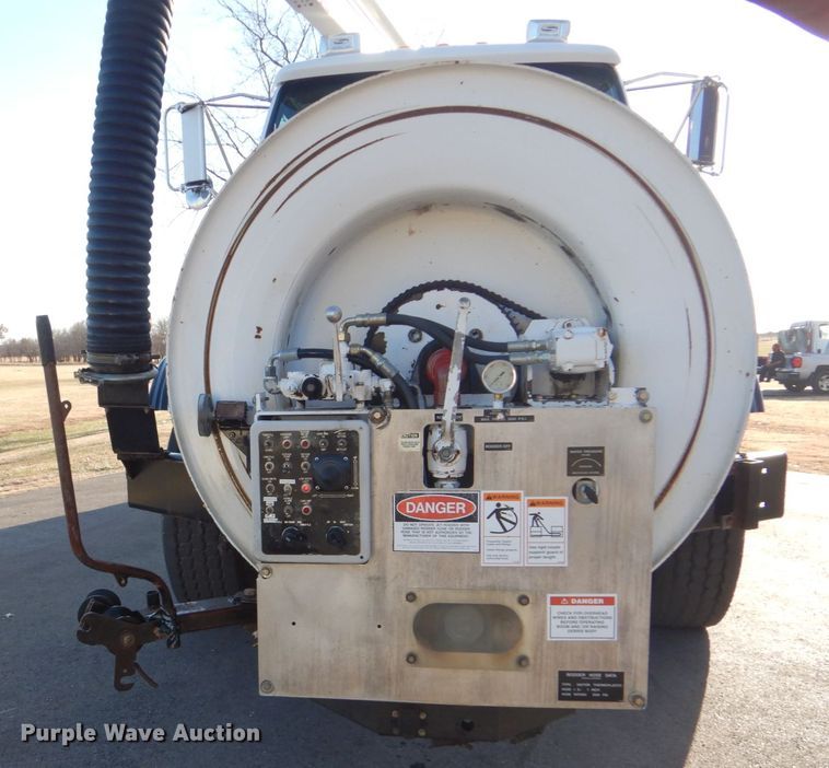 image for item FF9132 2005 Sterling L-Line vacuum truck