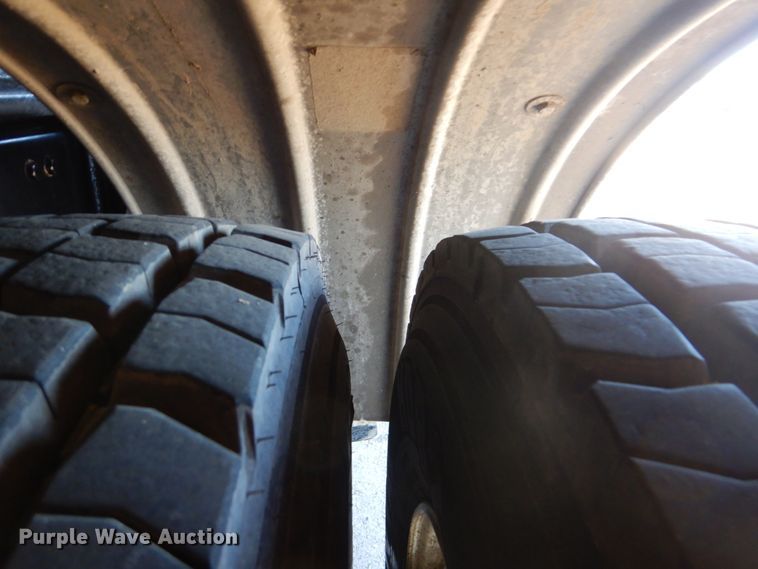 image for item FF9132 2005 Sterling L-Line vacuum truck