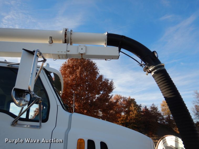 image for item FF9132 2005 Sterling L-Line vacuum truck