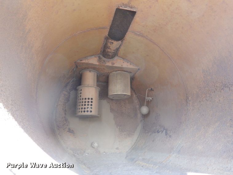 image for item FF9132 2005 Sterling L-Line vacuum truck