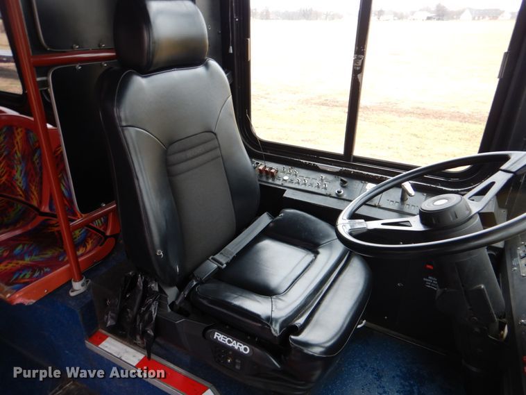 image for item FF9151 2006 El Dorado EZ Rider II coach bus