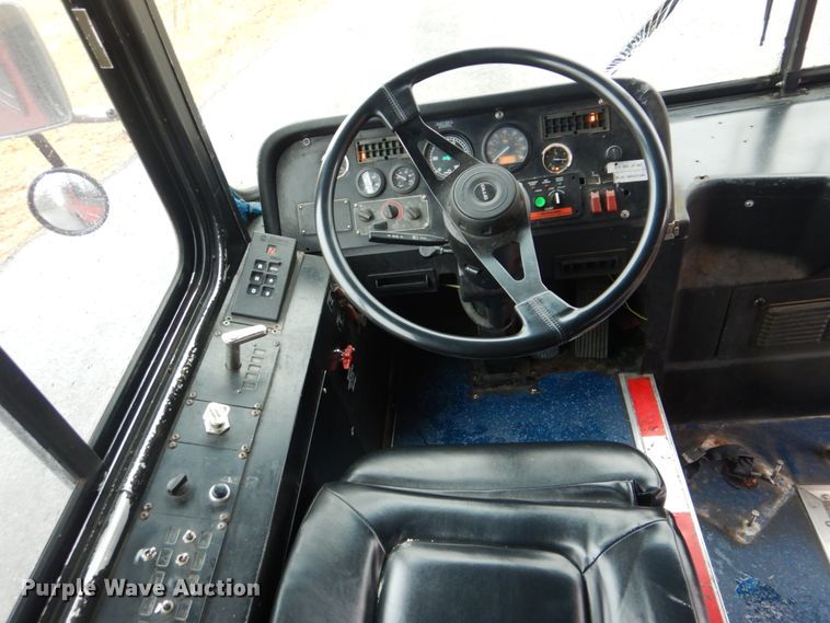 image for item FF9151 2006 El Dorado EZ Rider II coach bus