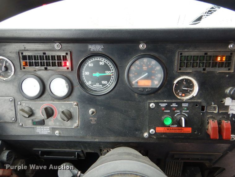 image for item FF9151 2006 El Dorado EZ Rider II coach bus