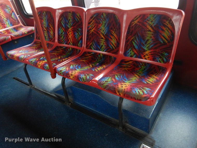 image for item FF9151 2006 El Dorado EZ Rider II coach bus