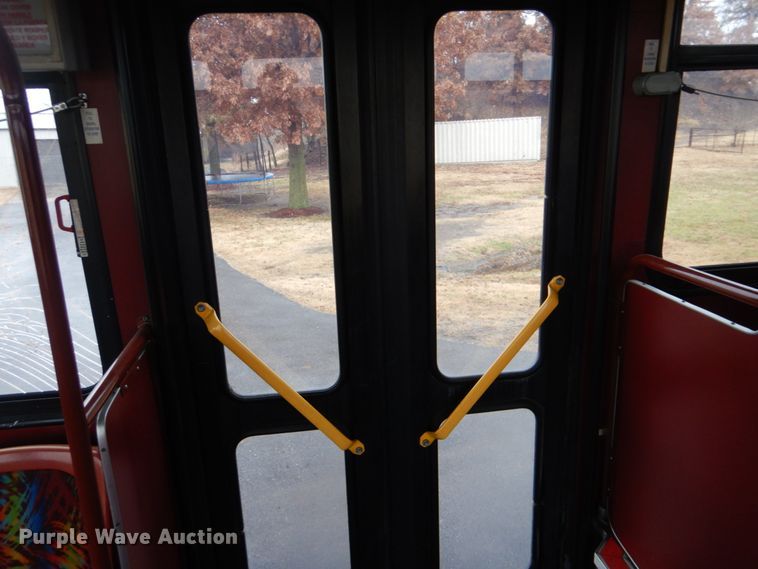 image for item FF9151 2006 El Dorado EZ Rider II coach bus