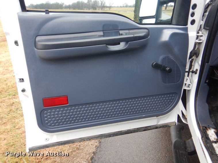 image for item FF9164 2000 Ford F350 Super Duty Crew Cab utility bed pickup truck