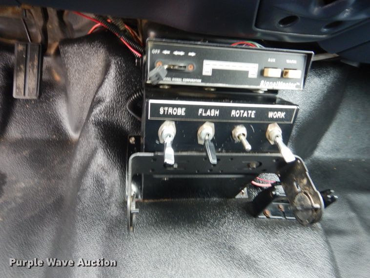 image for item FF9164 2000 Ford F350 Super Duty Crew Cab utility bed pickup truck