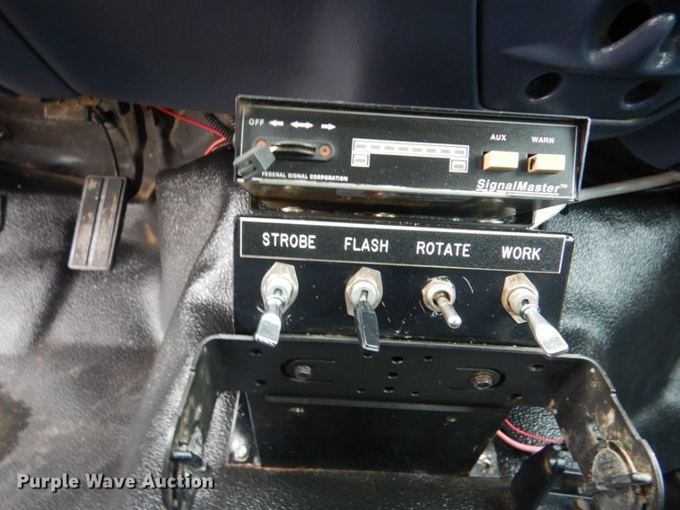 image for item FF9164 2000 Ford F350 Super Duty Crew Cab utility bed pickup truck