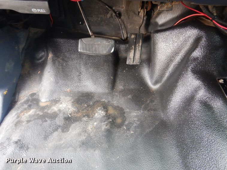 image for item FF9164 2000 Ford F350 Super Duty Crew Cab utility bed pickup truck