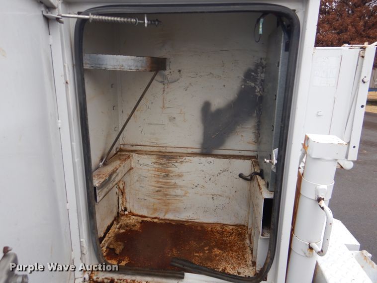 image for item FF9164 2000 Ford F350 Super Duty Crew Cab utility bed pickup truck