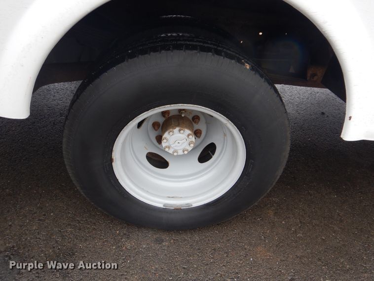 image for item FF9164 2000 Ford F350 Super Duty Crew Cab utility bed pickup truck