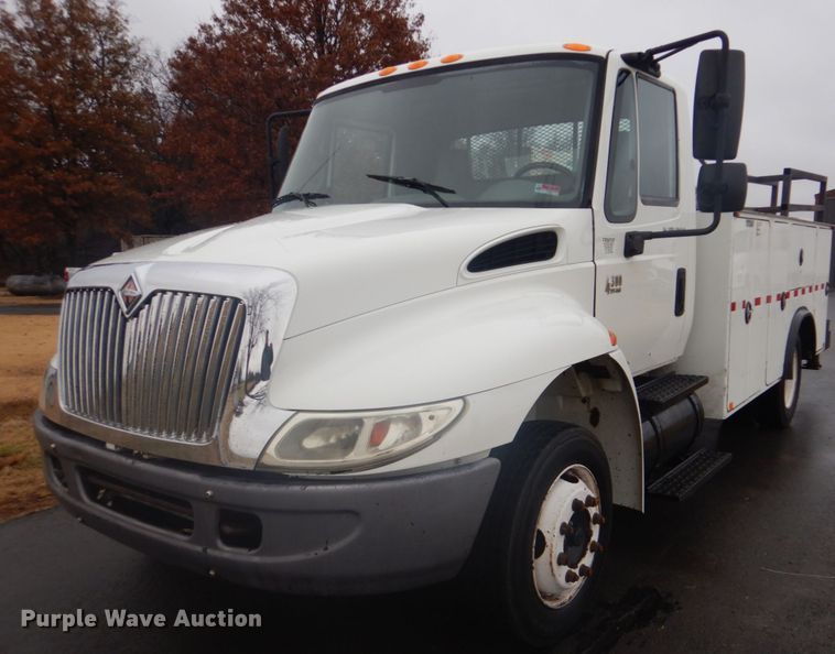 image for item FF9167 2006 International 4300 utility truck with crane