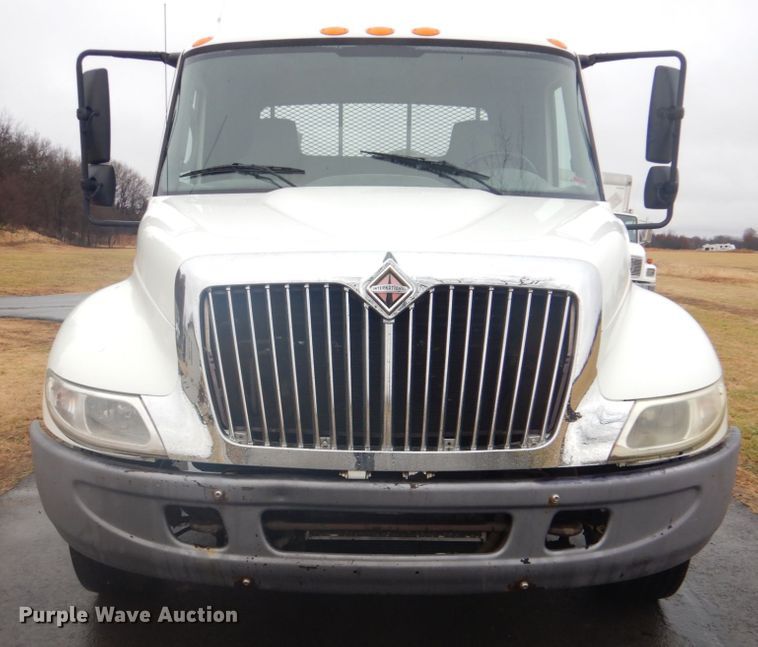 image for item FF9167 2006 International 4300 utility truck with crane