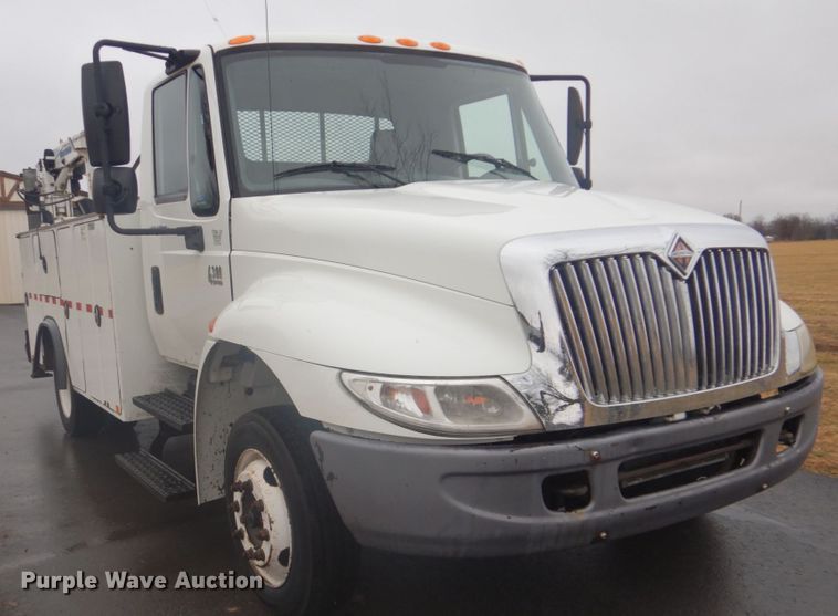 image for item FF9167 2006 International 4300 utility truck with crane