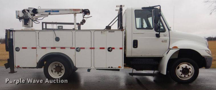 image for item FF9167 2006 International 4300 utility truck with crane