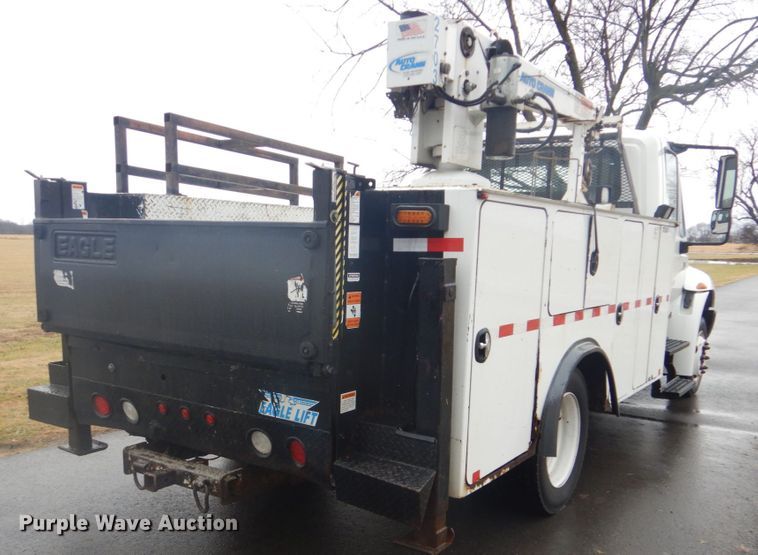 image for item FF9167 2006 International 4300 utility truck with crane
