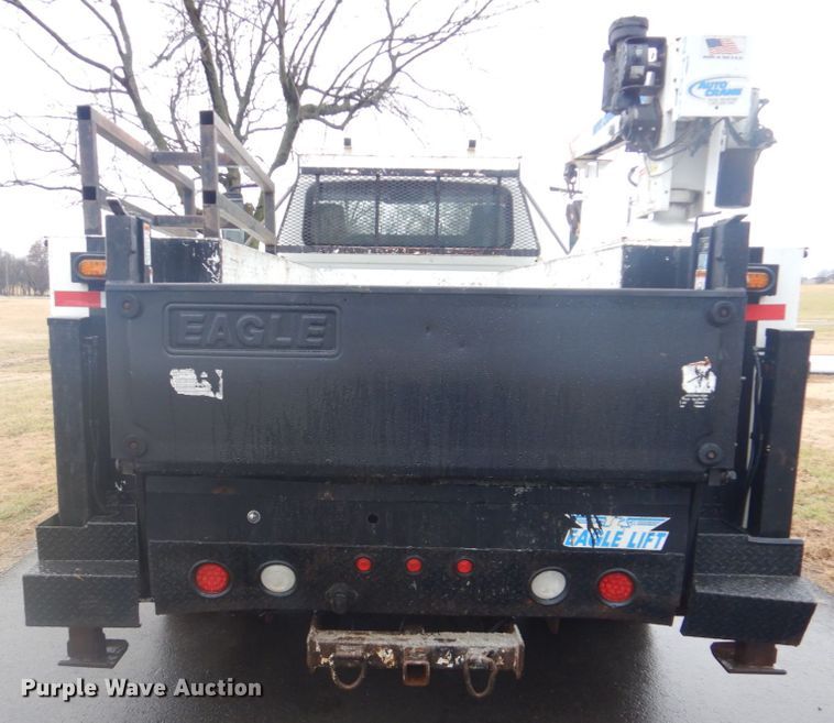 image for item FF9167 2006 International 4300 utility truck with crane