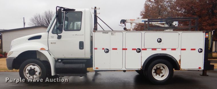 image for item FF9167 2006 International 4300 utility truck with crane