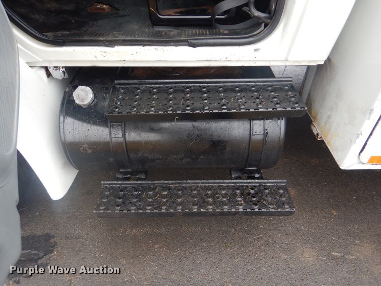 image for item FF9167 2006 International 4300 utility truck with crane