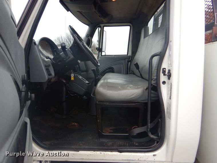 image for item FF9167 2006 International 4300 utility truck with crane