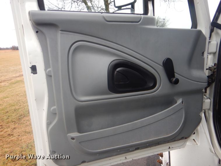 image for item FF9167 2006 International 4300 utility truck with crane