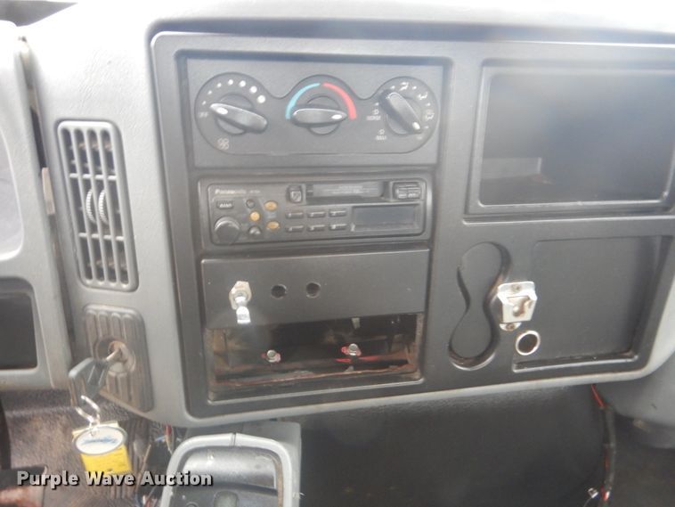 image for item FF9167 2006 International 4300 utility truck with crane