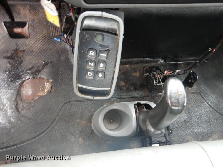 image for item FF9167 2006 International 4300 utility truck with crane