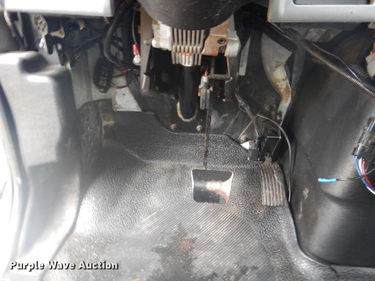 image for item FF9167 2006 International 4300 utility truck with crane