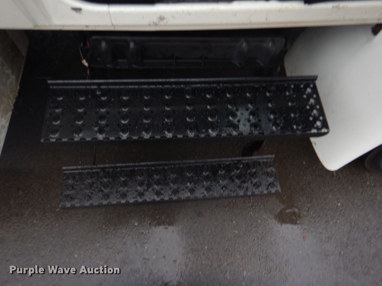 image for item FF9167 2006 International 4300 utility truck with crane