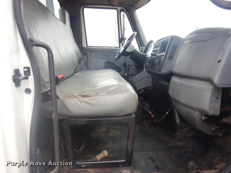 image for item FF9167 2006 International 4300 utility truck with crane