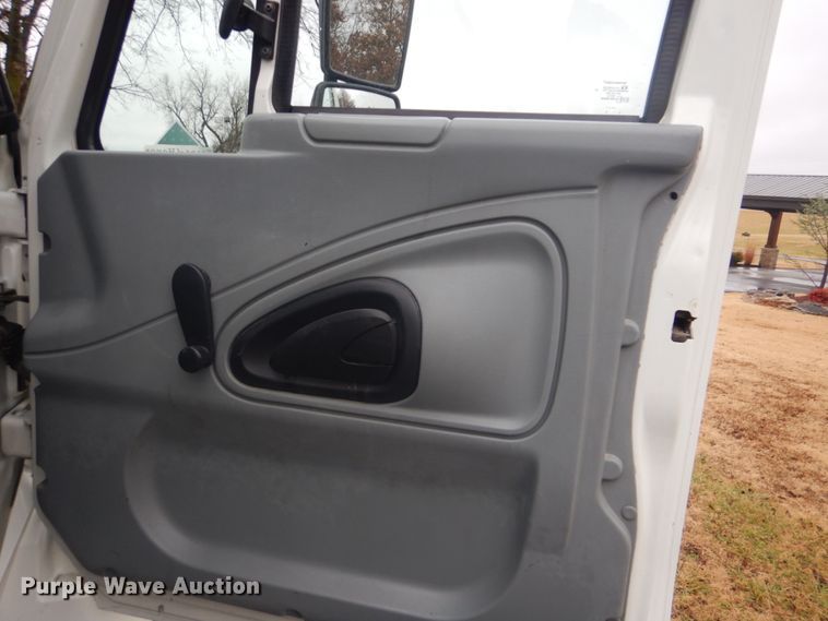 image for item FF9167 2006 International 4300 utility truck with crane