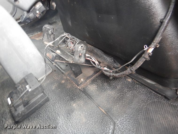 image for item FF9167 2006 International 4300 utility truck with crane