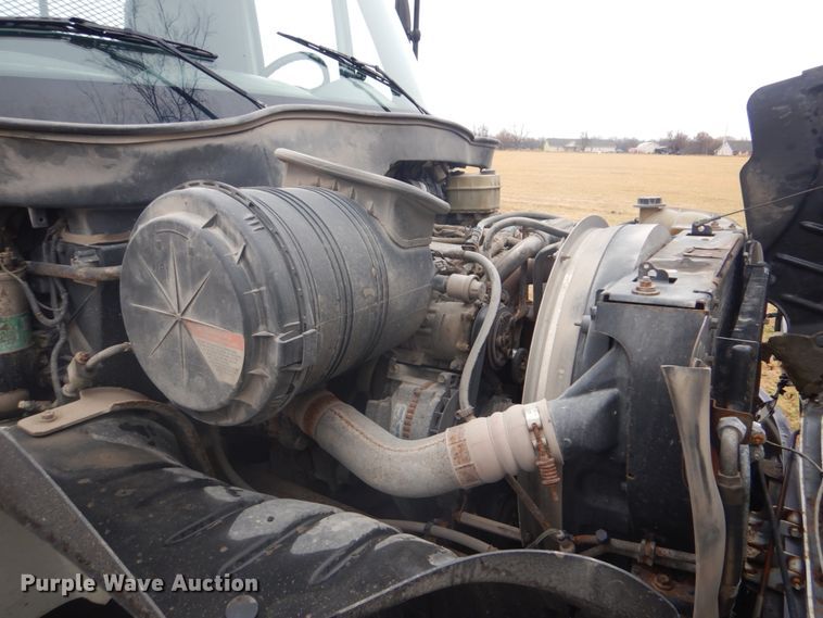 image for item FF9167 2006 International 4300 utility truck with crane