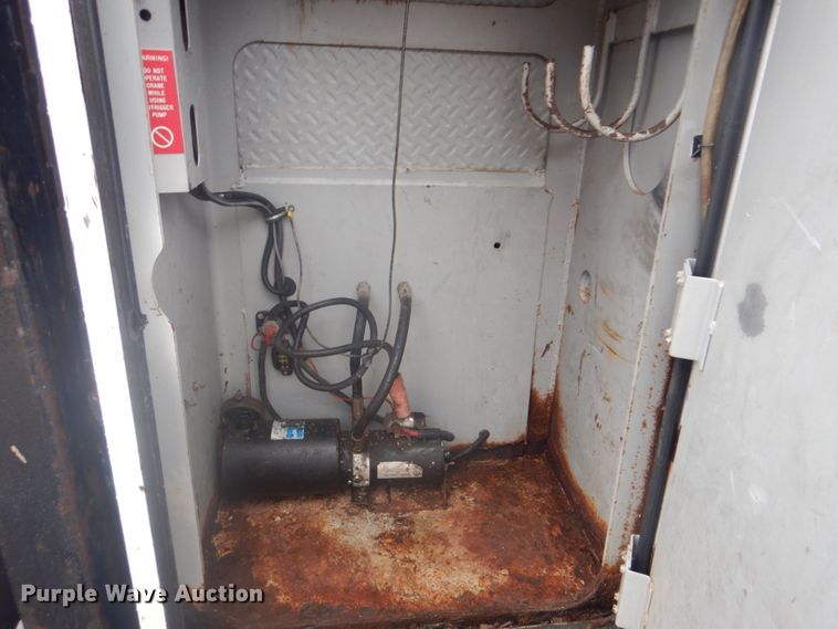 image for item FF9167 2006 International 4300 utility truck with crane