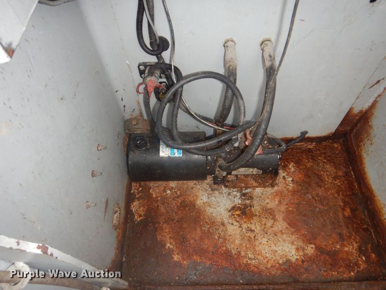 image for item FF9167 2006 International 4300 utility truck with crane