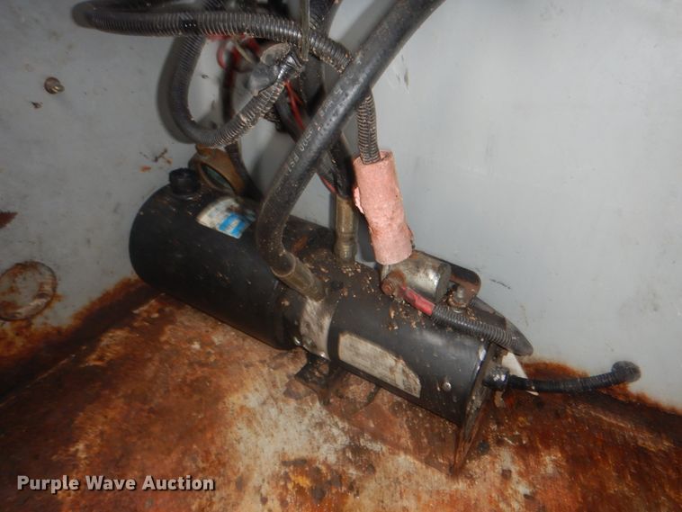 image for item FF9167 2006 International 4300 utility truck with crane