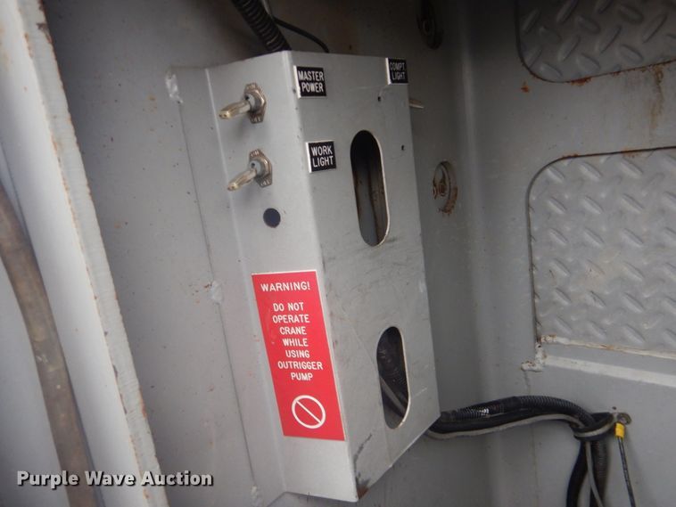 image for item FF9167 2006 International 4300 utility truck with crane