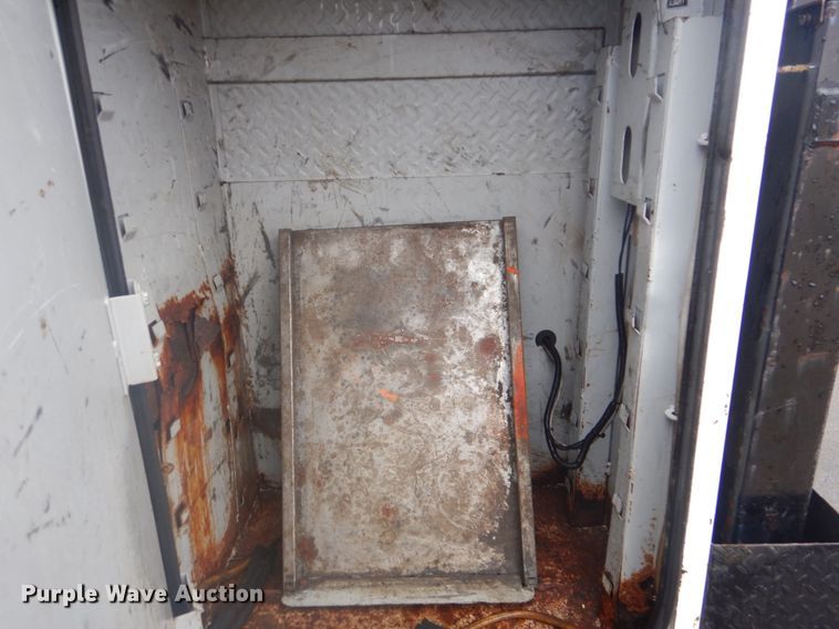 image for item FF9167 2006 International 4300 utility truck with crane