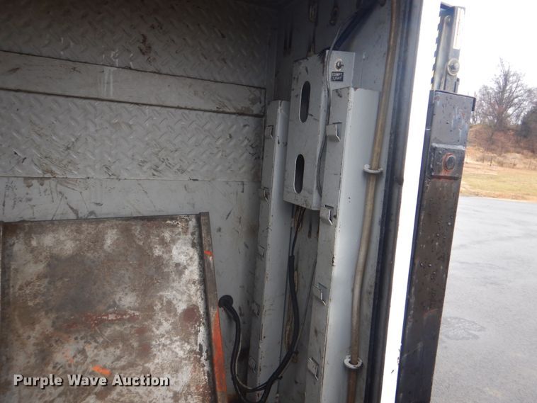 image for item FF9167 2006 International 4300 utility truck with crane