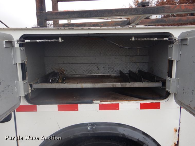 image for item FF9167 2006 International 4300 utility truck with crane