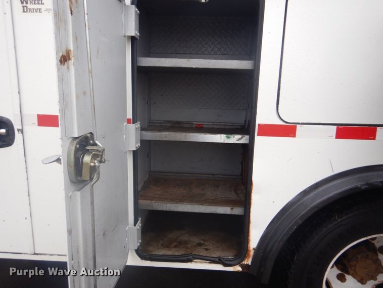 image for item FF9167 2006 International 4300 utility truck with crane