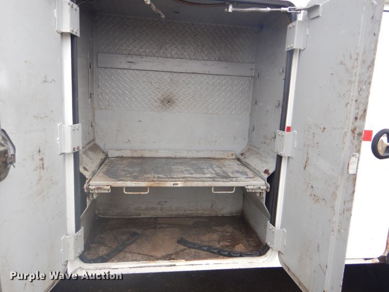 image for item FF9167 2006 International 4300 utility truck with crane