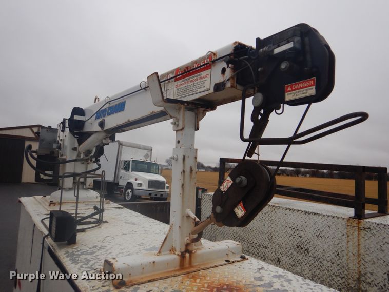 image for item FF9167 2006 International 4300 utility truck with crane