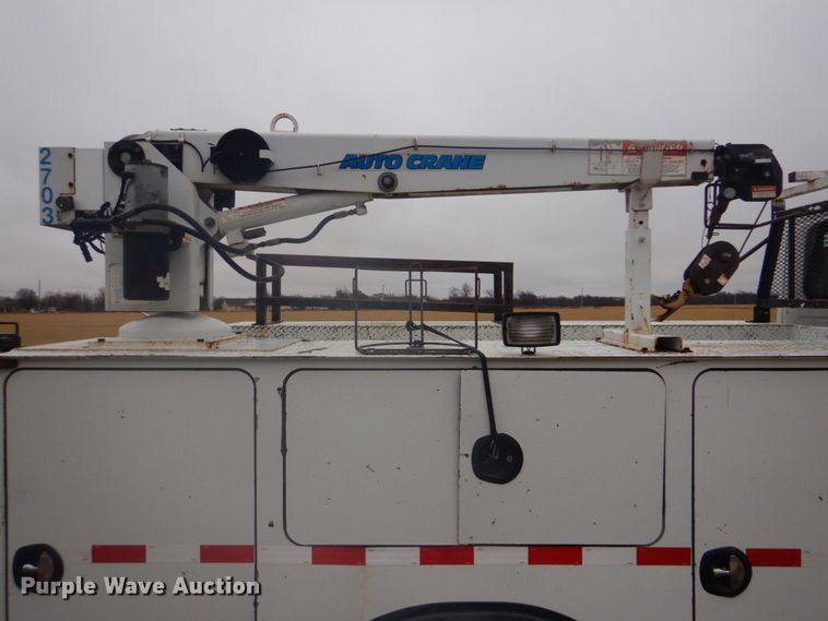 image for item FF9167 2006 International 4300 utility truck with crane